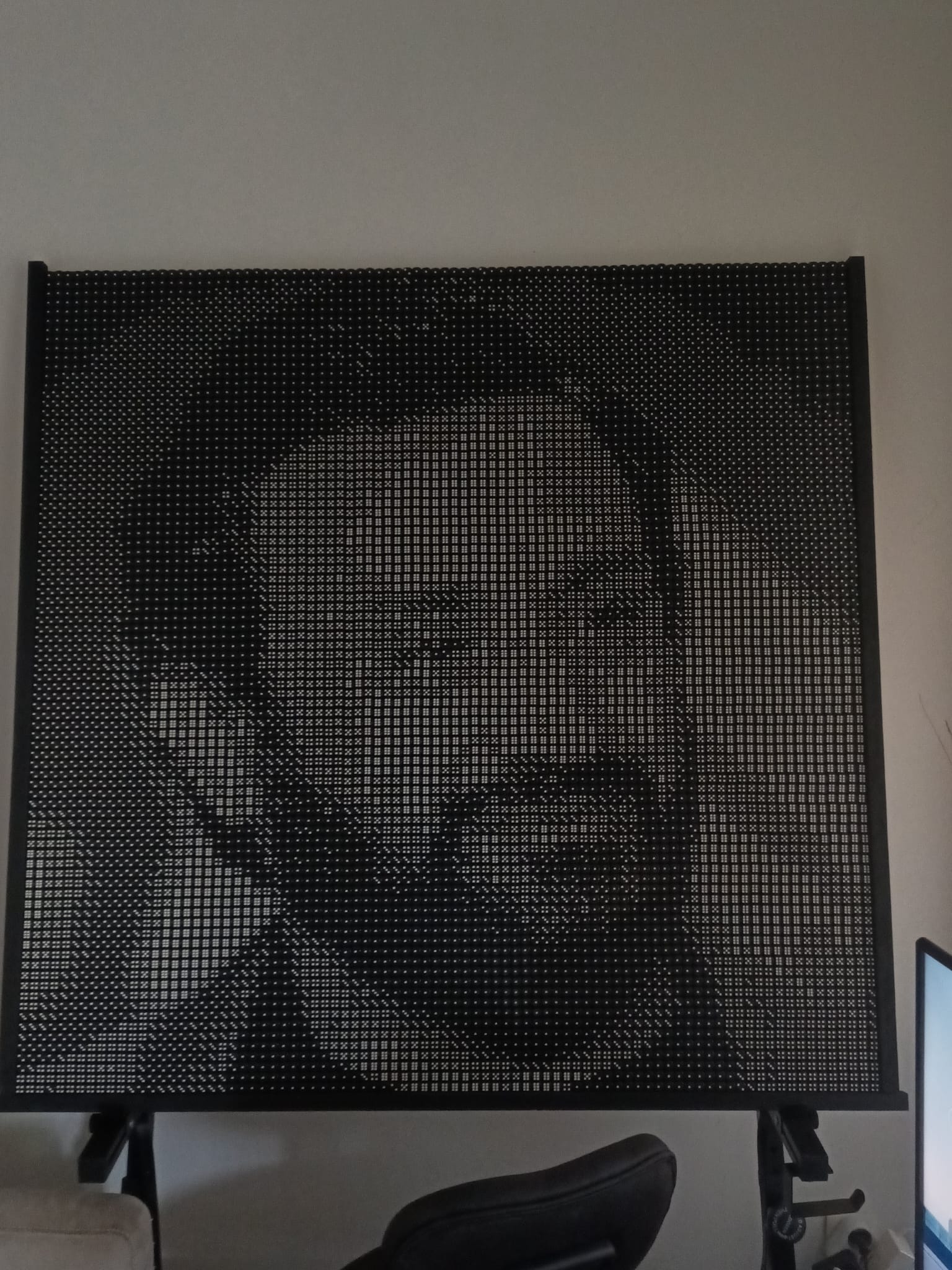 Portrait de l'animateur Cyril Hanouna composé de 7225 dés à jouer