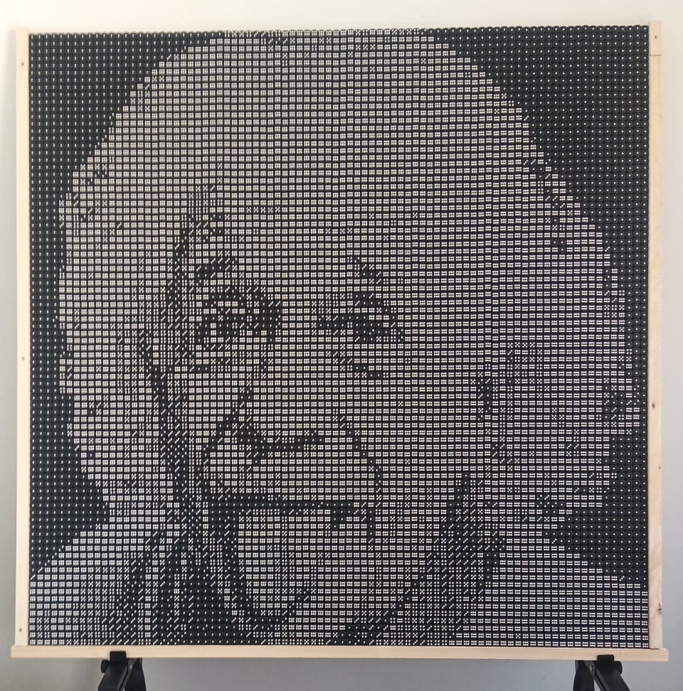 Détail des finitions et collage manuel de dés pour un portrait personnalisé
